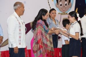 Foto de la Nota de Prensa Gobernadora Indira Vizcaíno premia a estudiantes con mejores promedios en la Olimpiada del Conocimiento Infantil 2025