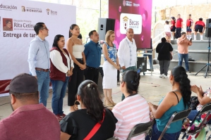 Foto de la Nota de Prensa Gobierno de Indira Vizcaíno entrega ColiBecas Mochilas, Útiles y Uniformes a estudiantes de La Villa